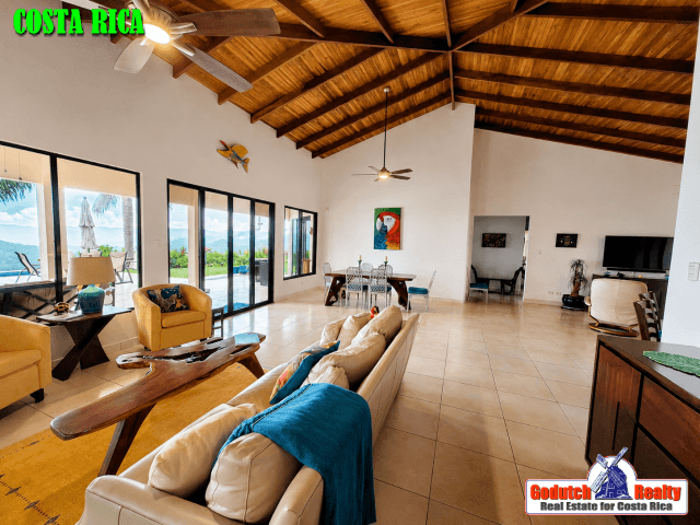 Why Expats and Retirees Love Roca Verde in Atenas