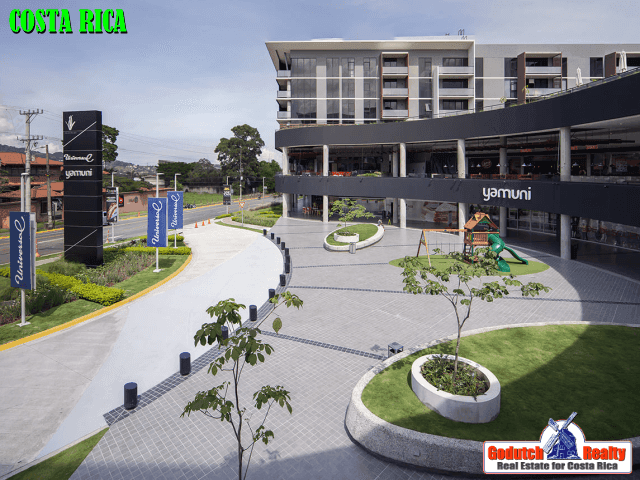 Escazu Village offers stores and many restaurants in the same building. Escazu Condo Towers Offer a Fresh Take on Urban Living