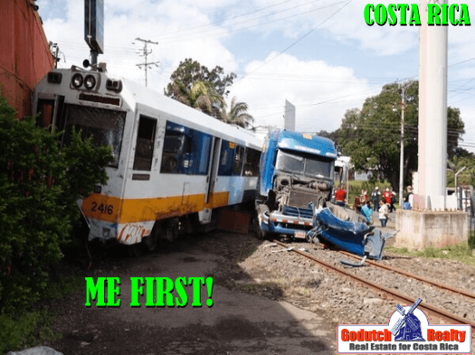 2 Ways to not get hit by the train in Costa Rica