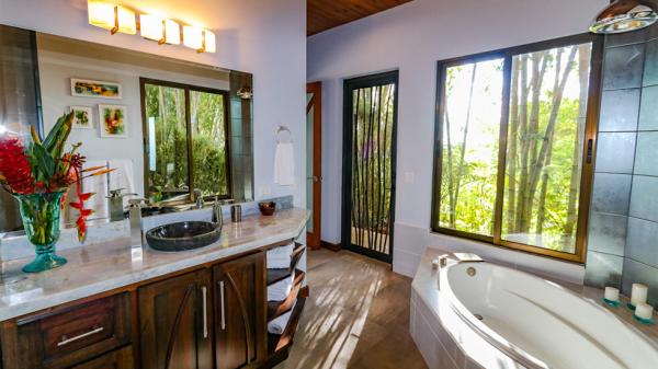 ¿Son los baños en Costa Rica diferentes?