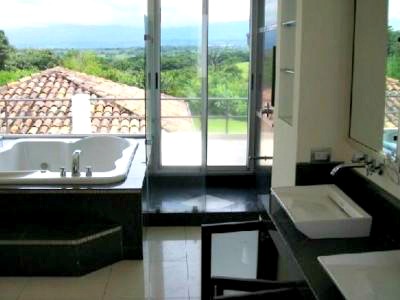 Do Costa Rica listing agents pay attention to bathroom listing photos?