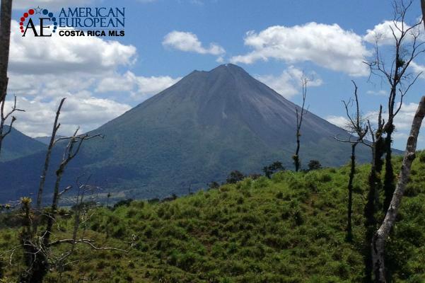 You can visit the volcanoes when living in Costa Rica