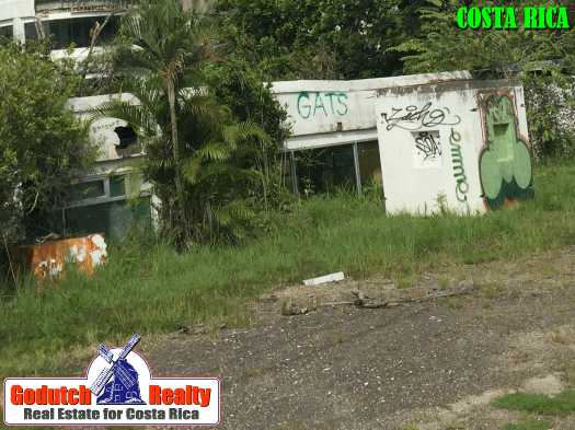 Is an unfinished house difficult to sell in Costa Rica?