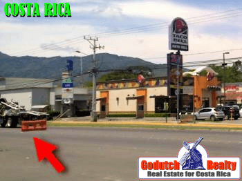 No-passing pavement markings in Costa Rica