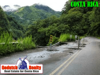 No-passing pavement markings in Costa Rica
