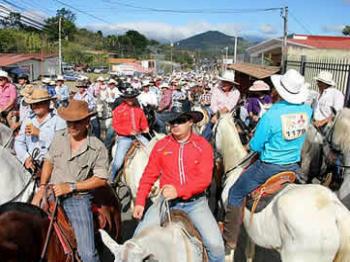 TicoNuevo experiences his first Tope in Costa Rica