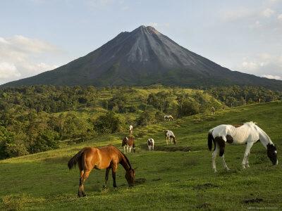 Yes there are volcanoes in Costa Rica 