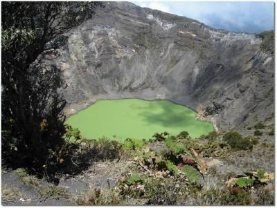 Yes there are volcanoes in Costa Rica 