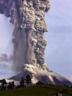 Yes there are volcanoes in Costa Rica 